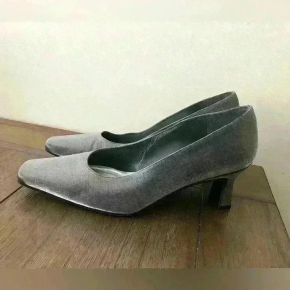 Womens Stuart Weitzman Heels size 7 Vintage - Picture 1 of 10